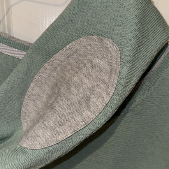 Essex Classic V-neck Sweater - Picture 4 of 5